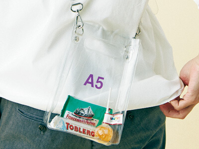 サイズ名「Ａ５」がそのままデザインになっているクリアバッグが可愛い