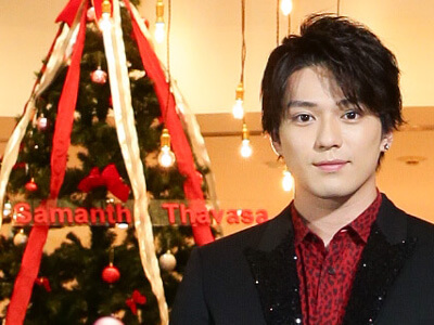 新田真剣佑さんがクリスマスツリーを点灯。ファッション業界最速